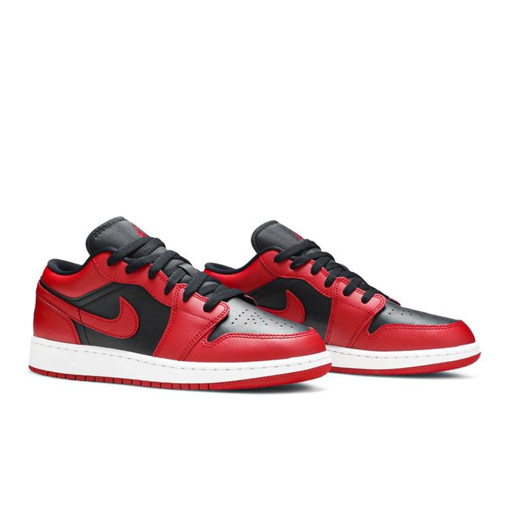 Jordan 1 Low Reverse Bred (GS) – lifestyle foto | Purekickz