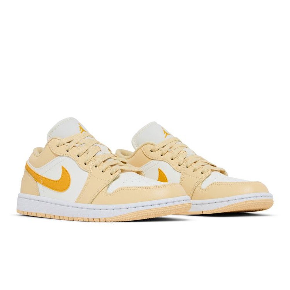 Jordan 1 Low Sail Yellow Ochre (W) – lifestyle foto | Purekickz