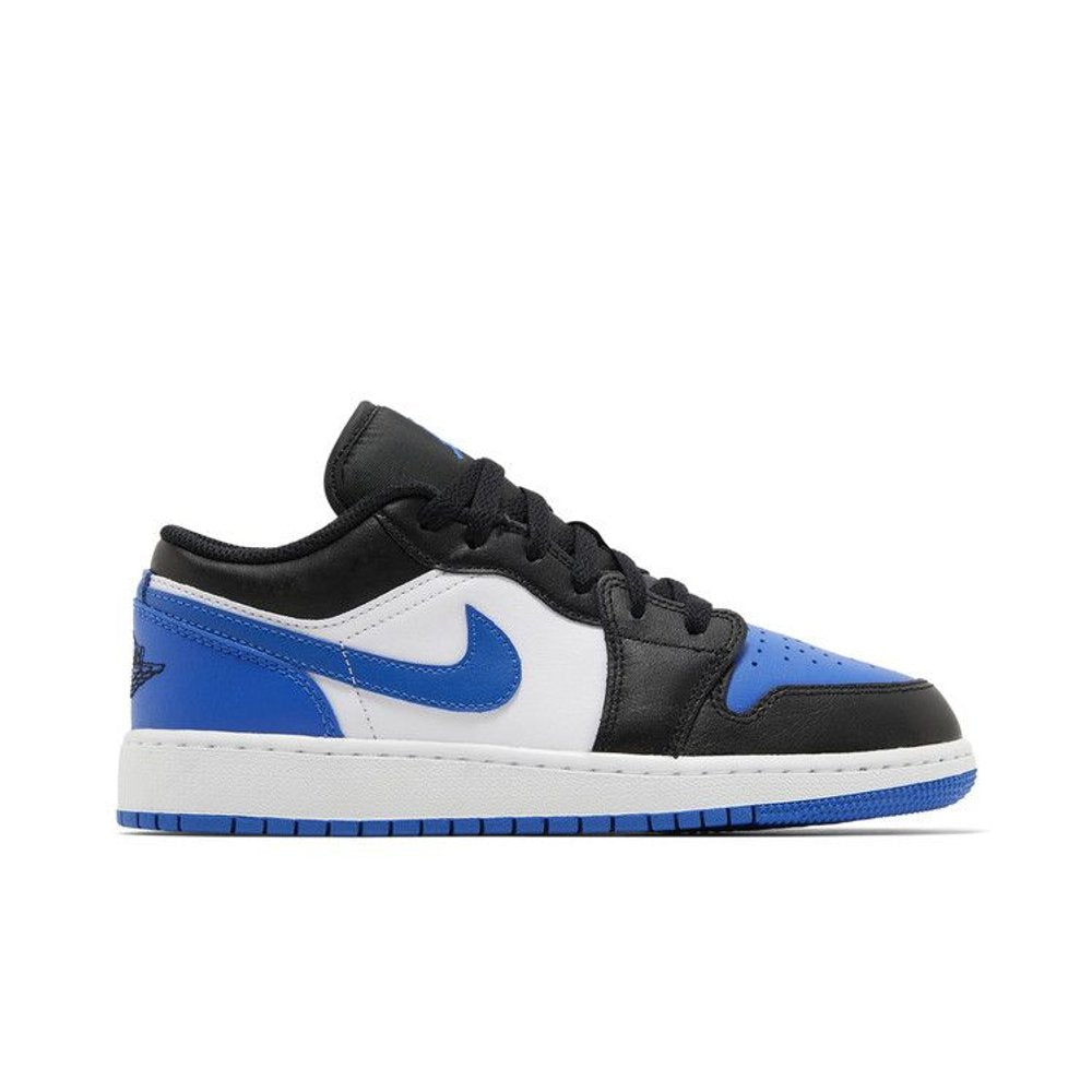 Jordan 1 Low SE Alternate Royal Toe (GS) – boční pohled | Purekickz
