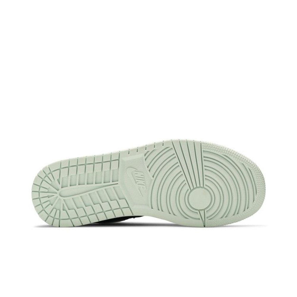 Jordan 1 Low SE Barely Green – zadní pohled | Purekickz