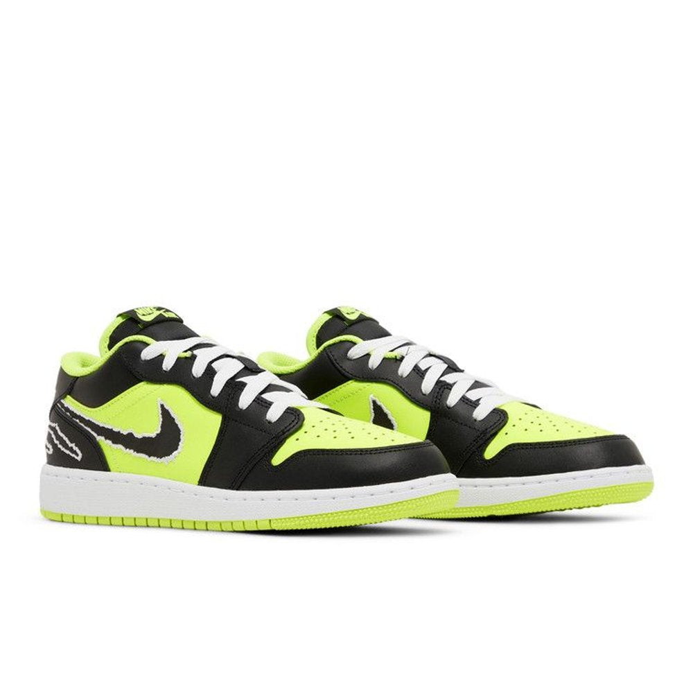 Jordan 1 Low SE Black Cat Volt (GS) – lifestyle foto | Purekickz