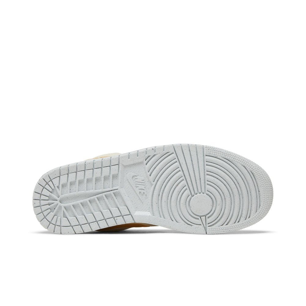 Jordan 1 Low SE Celestial Gold (W) – zadní pohled | Purekickz