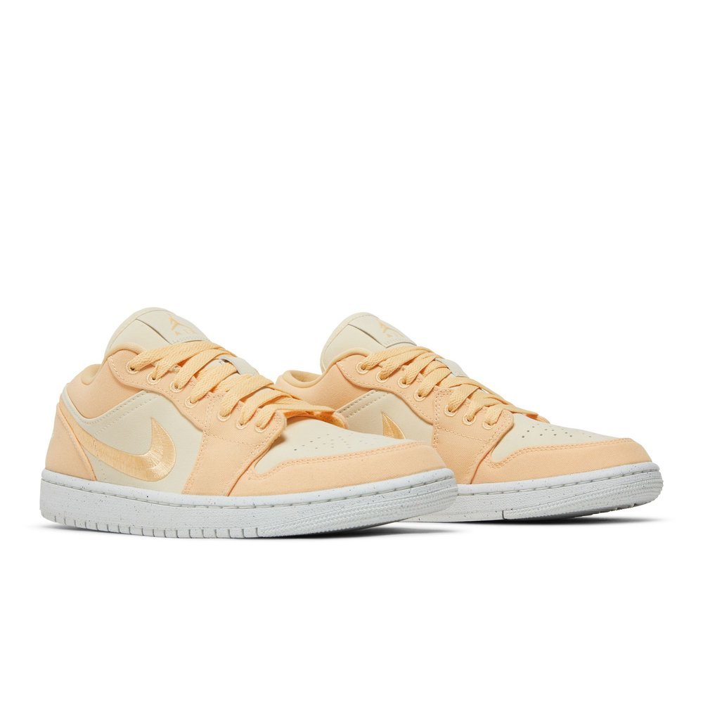 Jordan 1 Low SE Celestial Gold (W) – lifestyle foto | Purekickz