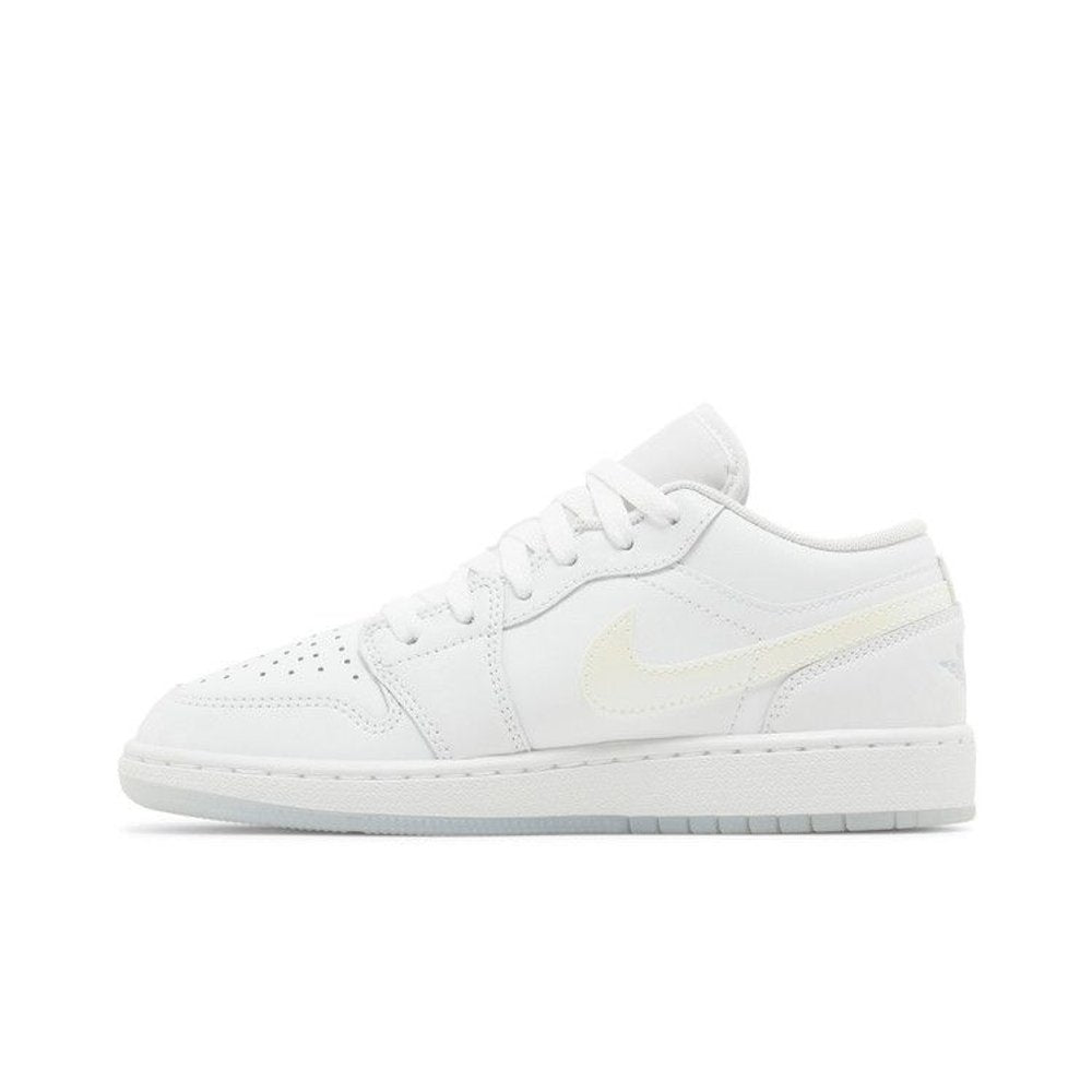 Jordan 1 Low SE Glitter Swoosh (GS) – hlavní pohled | Purekickz