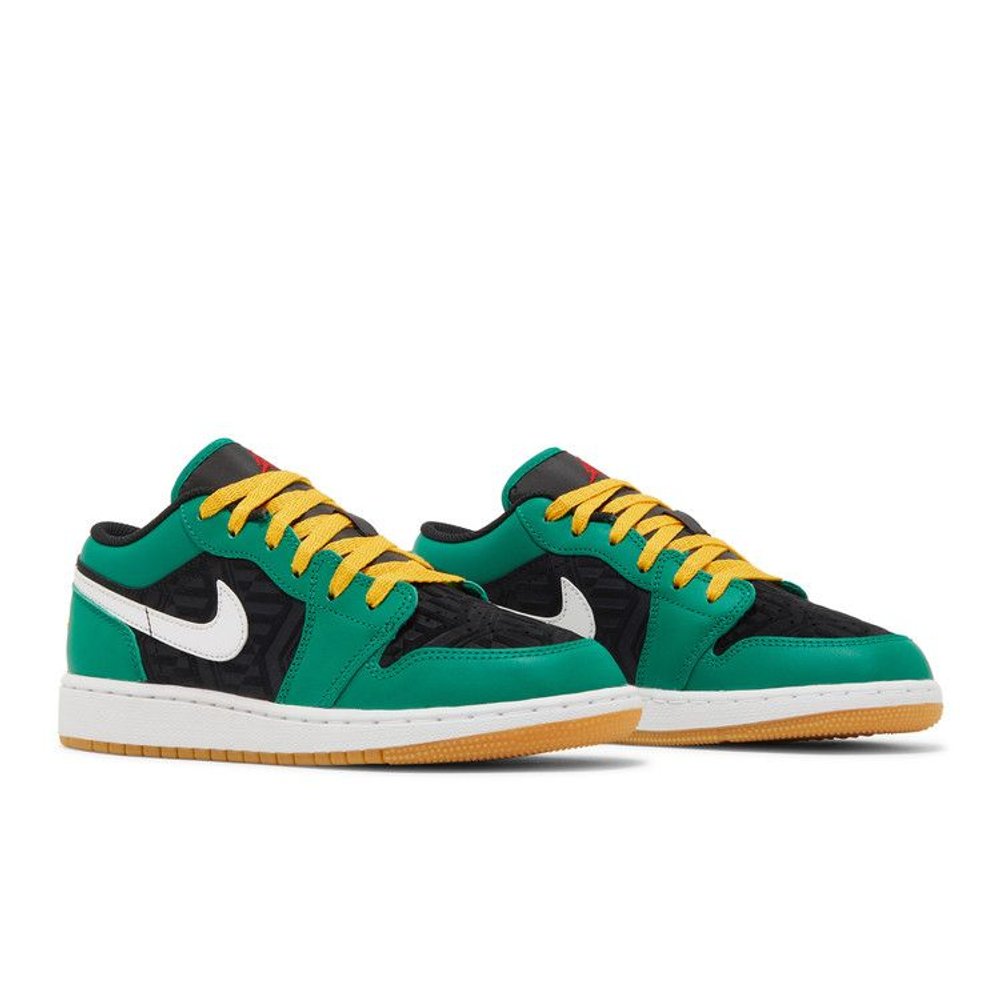 Jordan 1 Low SE Holiday Special (2022) (GS) – lifestyle foto | Purekickz