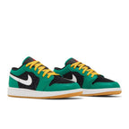 Jordan 1 Low SE Holiday Special (2022) (GS) – lifestyle foto | Purekickz