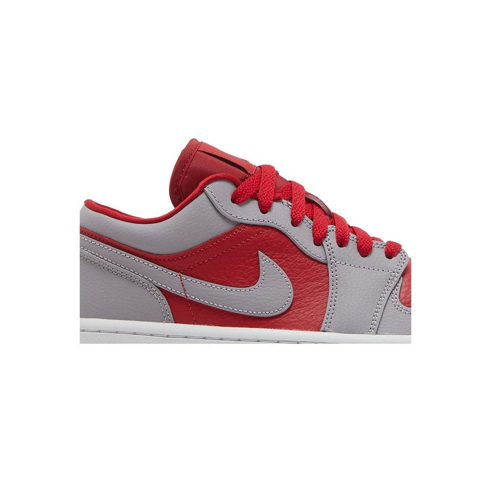 Jordan 1 Low SE Homage Split Gym Red Cement Grey (W) – boční pohled | Purekickz
