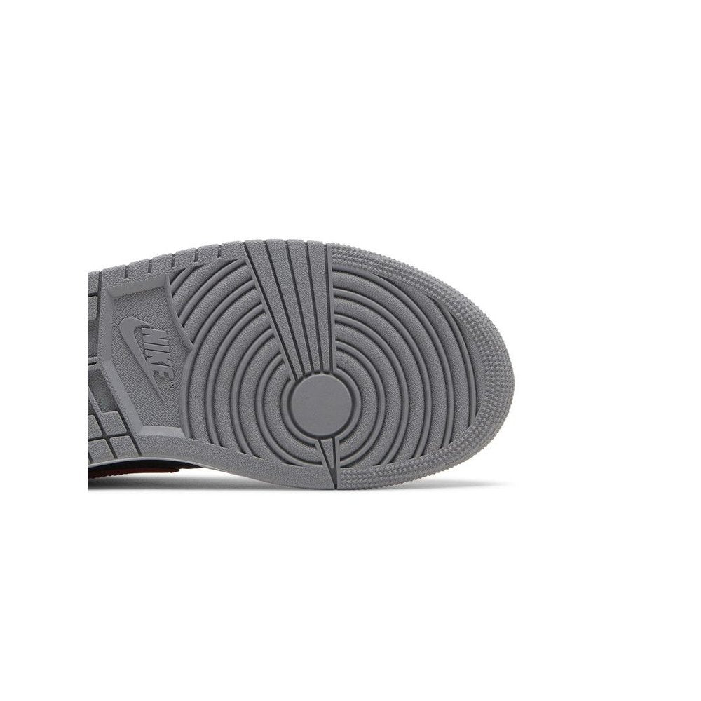 Jordan 1 Low SE Homage Split Gym Red Cement Grey (W) – pohled shora | Purekickz