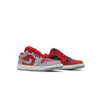 Jordan 1 Low SE Homage Split Gym Red Cement Grey (W) – lifestyle foto | Purekickz