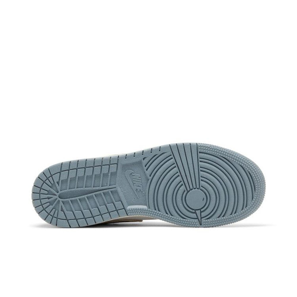 Jordan 1 Low SE Industrial Blue (GS) – zadní pohled | Purekickz