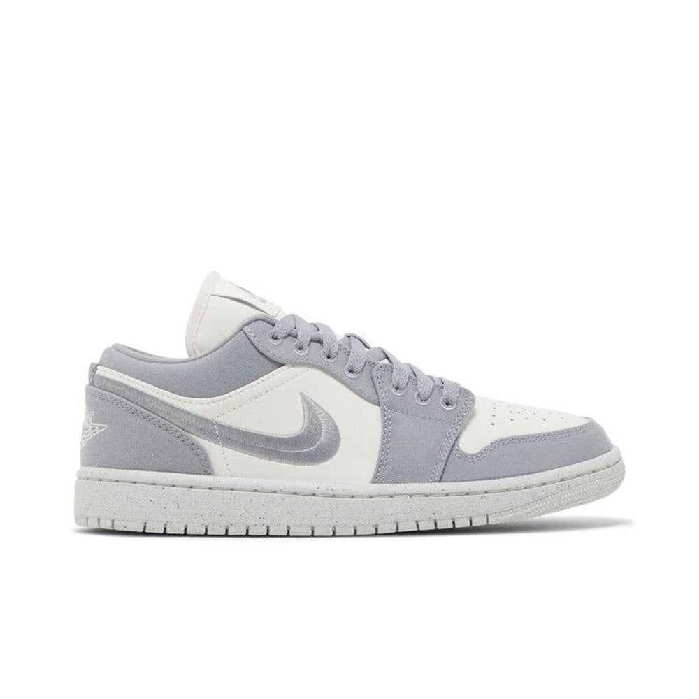 Jordan 1 Low SE Light Steel Grey (W) – boční pohled | Purekickz
