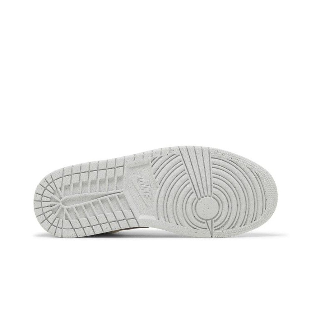 Jordan 1 Low SE Light Steel Grey (W) – zadní pohled | Purekickz