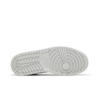 Jordan 1 Low SE Light Steel Grey (W) – zadní pohled | Purekickz