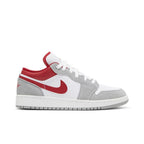 Jordan 1 Low SE Smoke Grey Gym Red (GS) – boční pohled | Purekickz