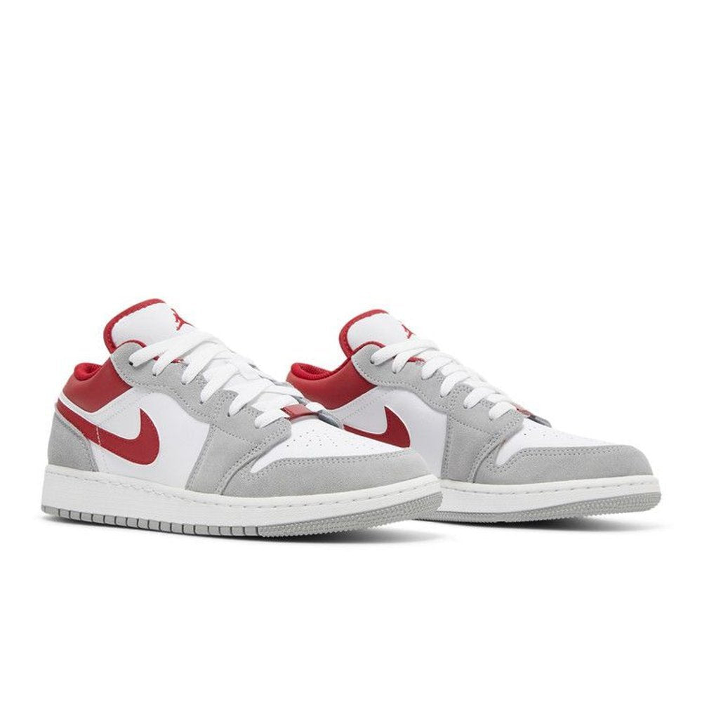 Jordan 1 Low SE Smoke Grey Gym Red (GS) – lifestyle foto | Purekickz