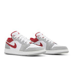 Jordan 1 Low SE Smoke Grey Gym Red (GS) – lifestyle foto | Purekickz