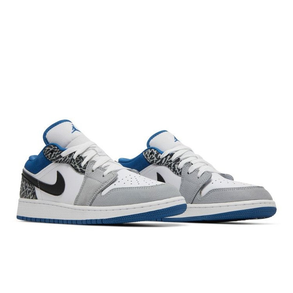 Jordan 1 Low SE True Blue (GS) – lifestyle foto | Purekickz