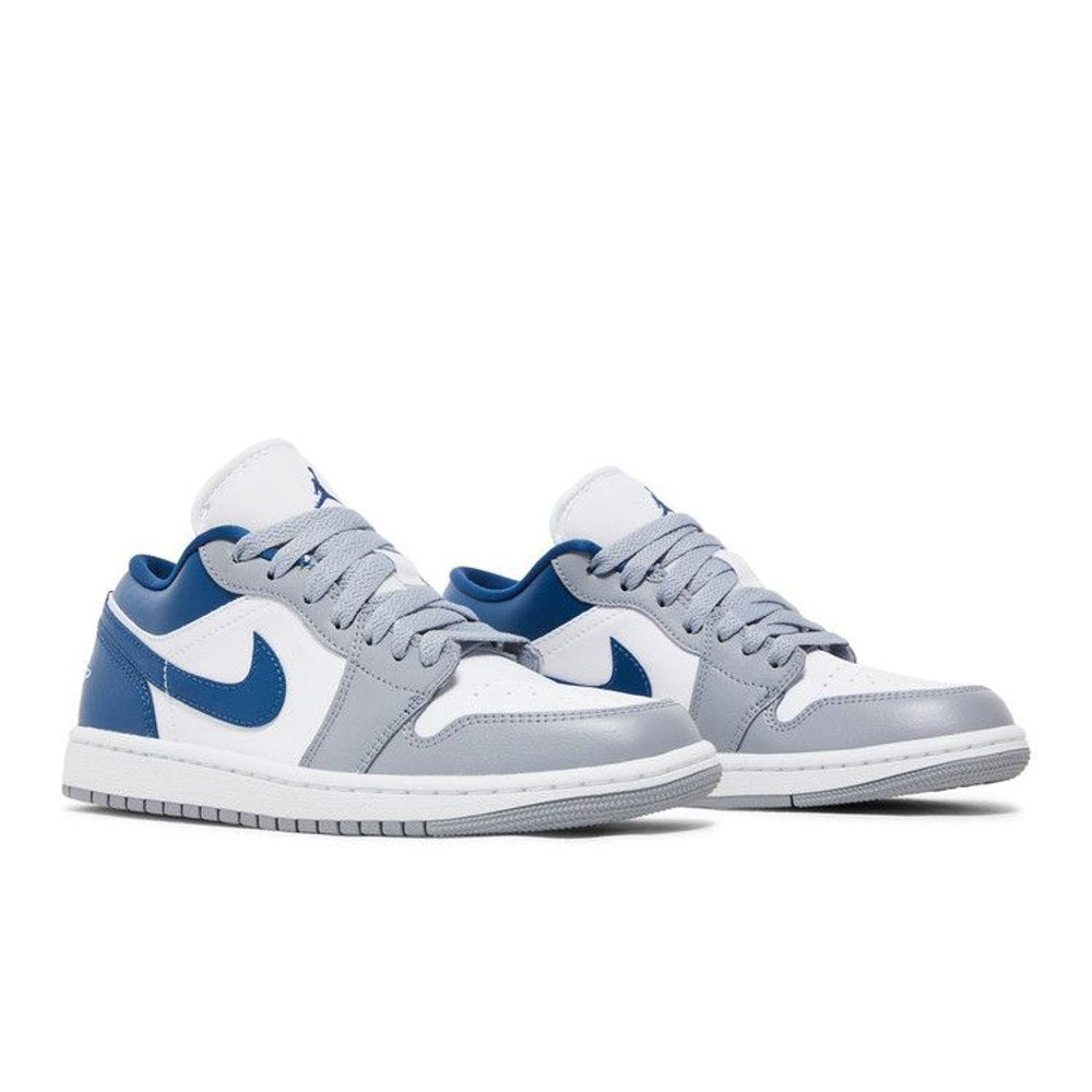 Jordan 1 Low Stealth French Blue (W) – lifestyle foto | Purekickz