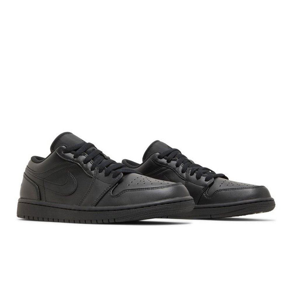 Jordan 1 Low Triple Black – lifestyle foto | Purekickz