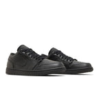 Jordan 1 Low Triple Black – lifestyle foto | Purekickz