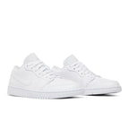 Jordan 1 Low Triple White (2022) (W) – lifestyle foto | Purekickz