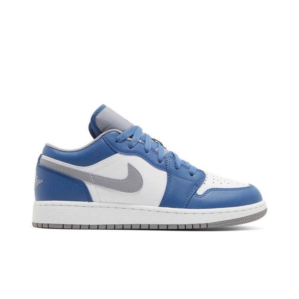Jordan 1 Low True Blue Cement (GS) – boční pohled | Purekickz