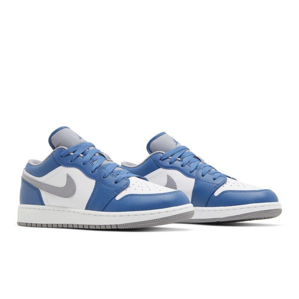 Jordan 1 Low True Blue Cement (GS) – lifestyle foto | Purekickz