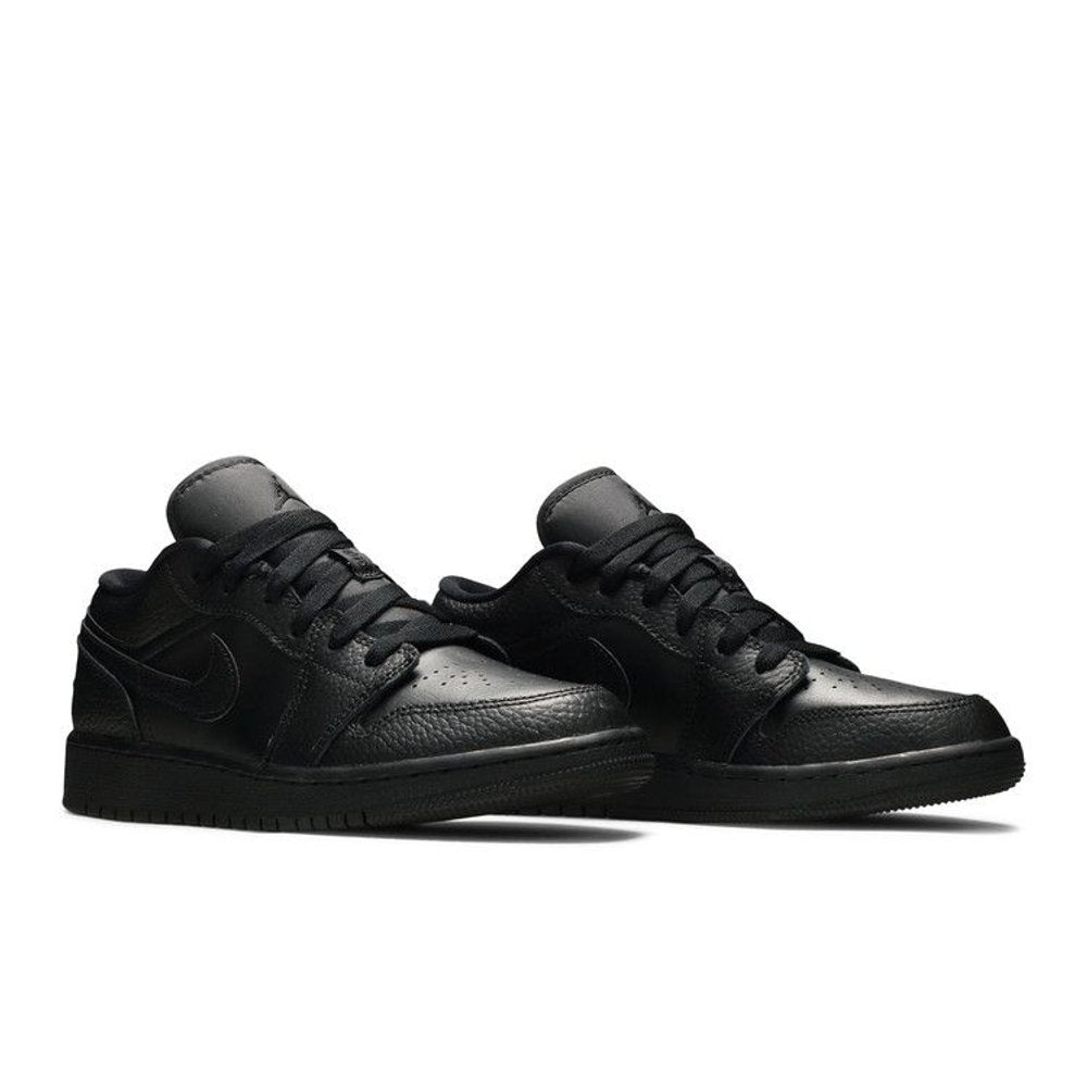 Jordan 1 Low Tumbled Leather Black (GS) – lifestyle foto | Purekickz