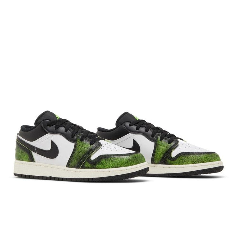 Jordan 1 Low Wear Away Electric Green (GS) – lifestyle foto | Purekickz