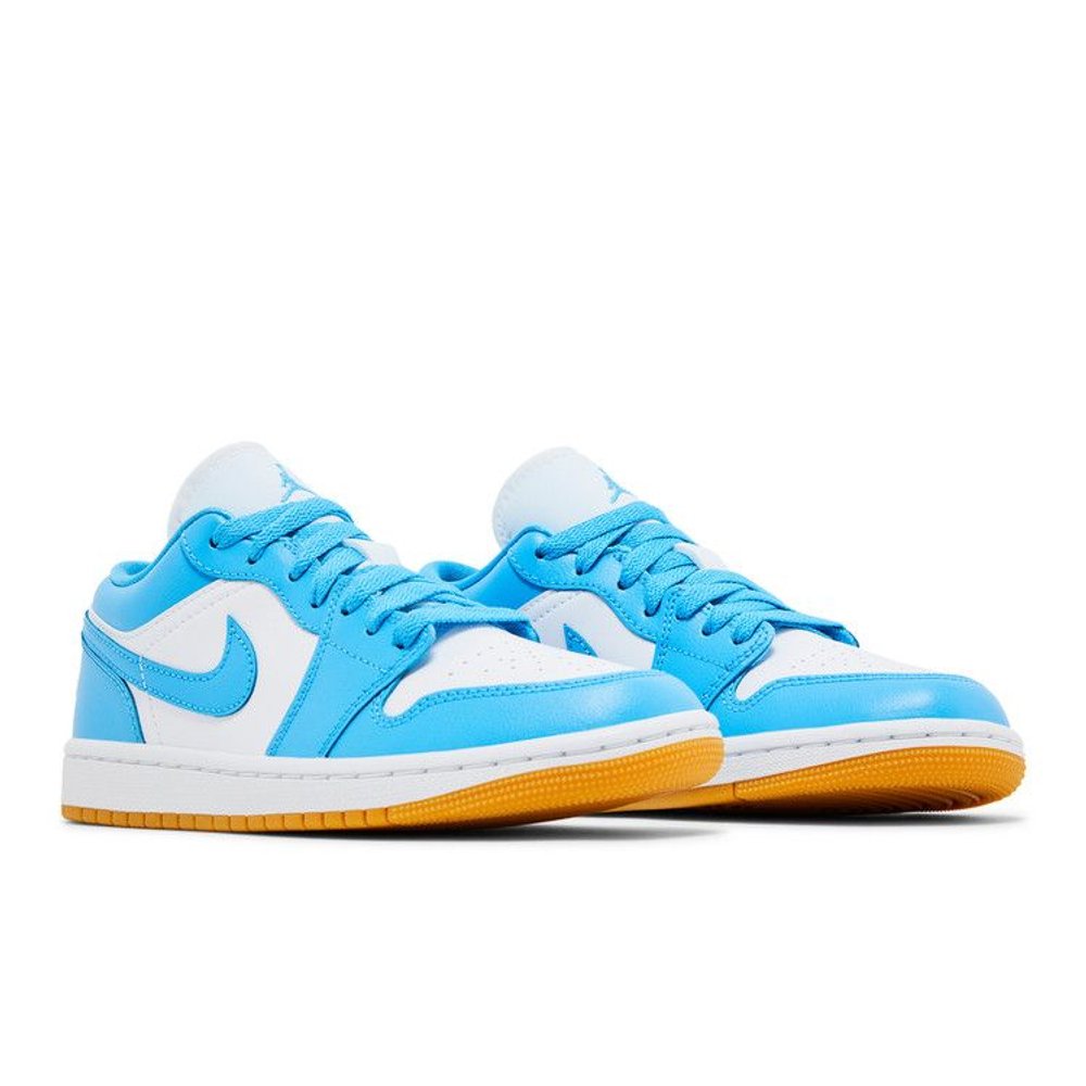 Jordan 1 Low White Gum Light Brown Dark Powder Blue (W) – lifestyle foto | Purekickz