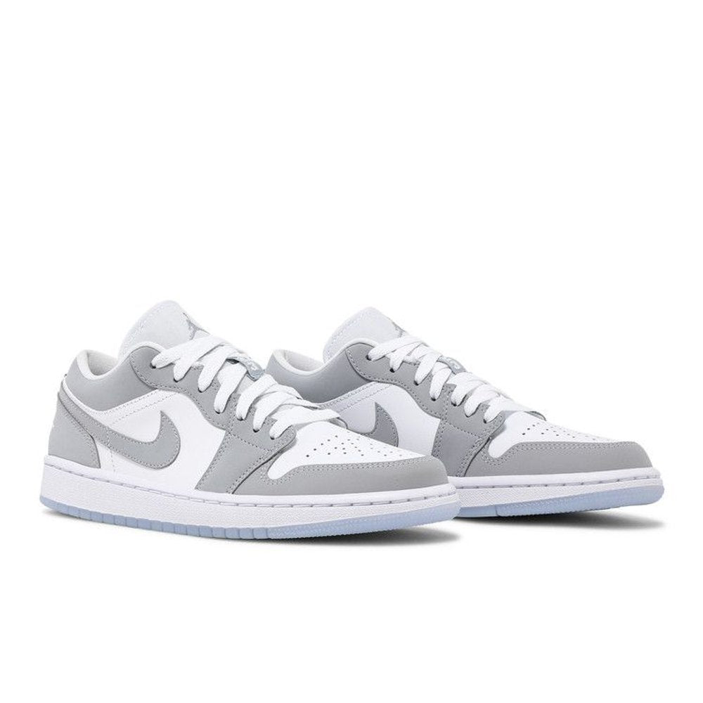 Jordan 1 Low Wolf Grey (W) – lifestyle foto | Purekickz