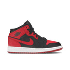 Jordan 1 Mid Banned (2020) (GS) – boční pohled | Purekickz