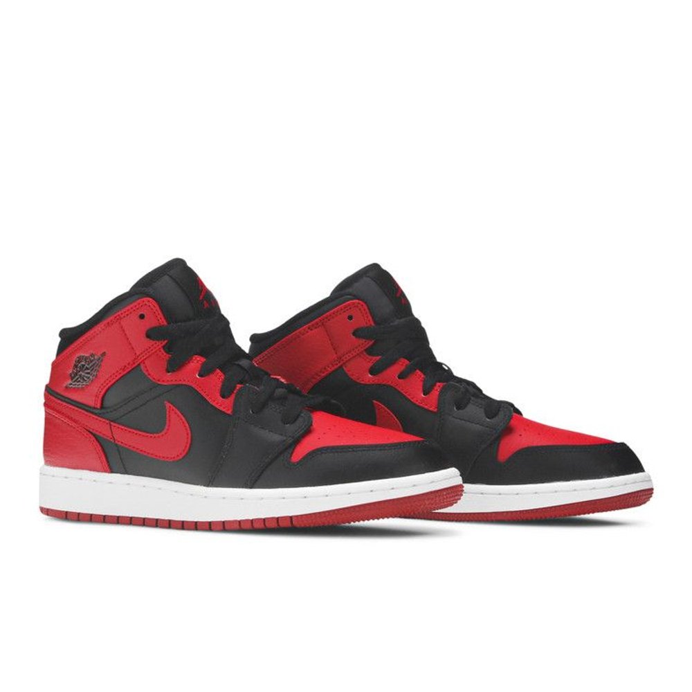 Jordan 1 Mid Banned (2020) (GS) – lifestyle foto | Purekickz