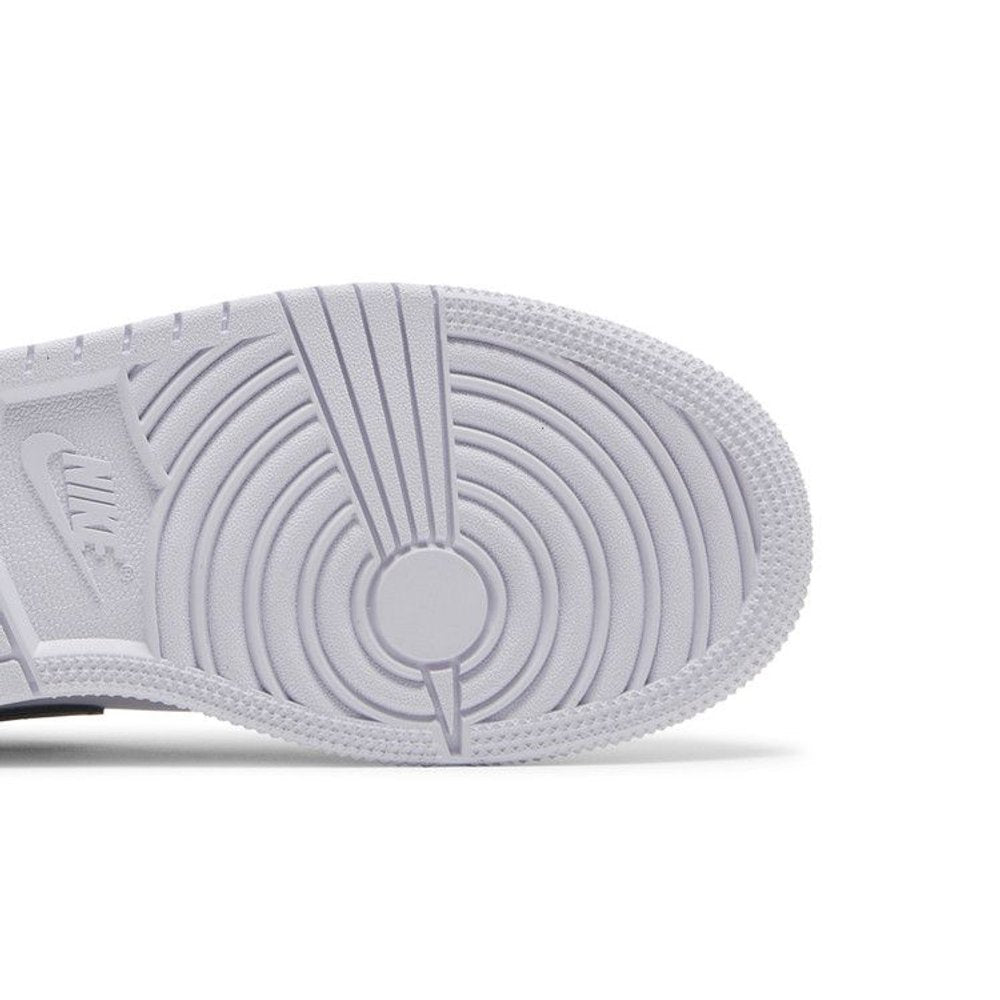 Jordan 1 Mid Barely Grape (GS) – pohled shora | Purekickz