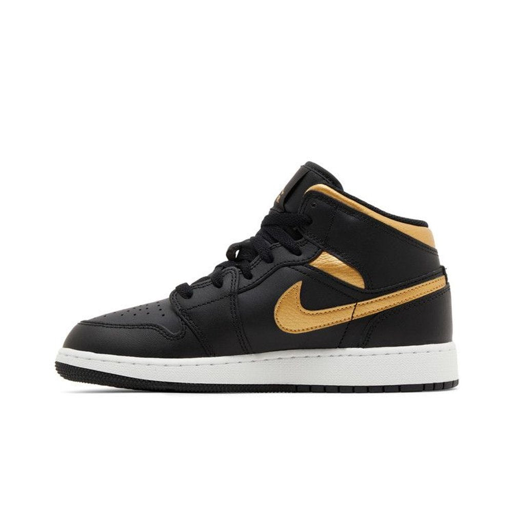 Jordan 1 Mid Black Metallic Gold Swoosh (GS) – hlavní pohled | Purekickz