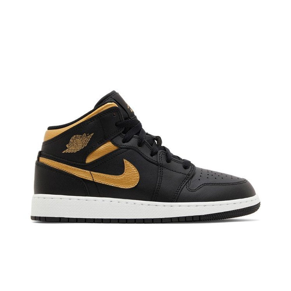 Jordan 1 Mid Black Metallic Gold Swoosh (GS) – boční pohled | Purekickz