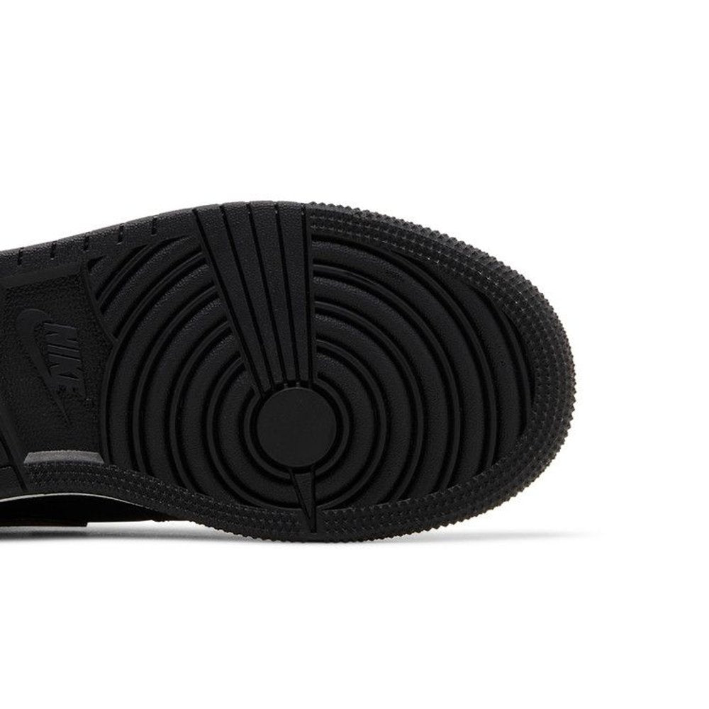 Jordan 1 Mid Black Metallic Gold Swoosh (GS) – pohled shora | Purekickz