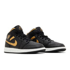 Jordan 1 Mid Black Metallic Gold Swoosh (GS) – lifestyle foto | Purekickz