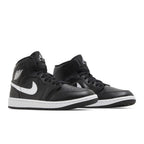 Jordan 1 Mid Black White (W) – lifestyle foto | Purekickz