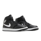 Jordan 1 Mid Black White (W) – lifestyle foto | Purekickz