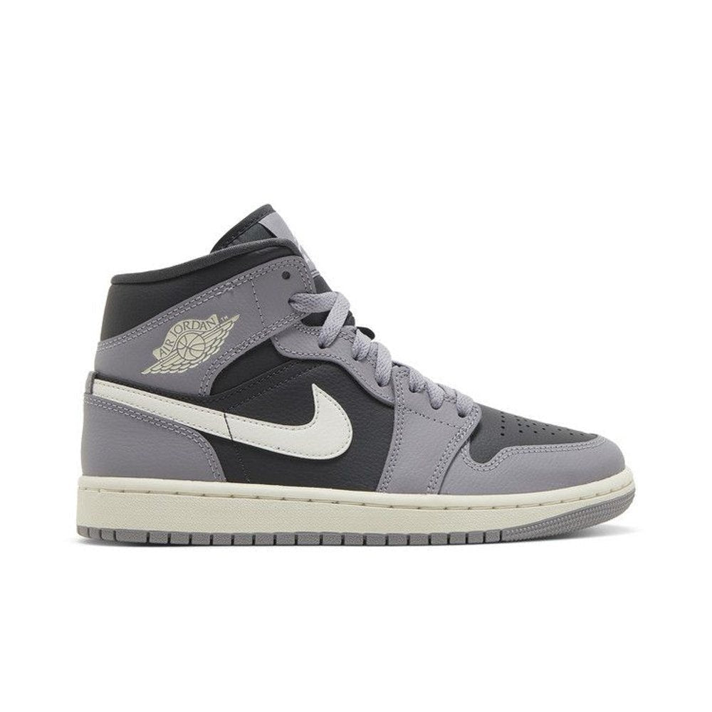 Jordan 1 Mid Cement Grey (W) – boční pohled | Purekickz
