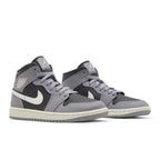 Jordan 1 Mid Cement Grey (W) – lifestyle foto | Purekickz