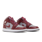 Jordan 1 Mid Cherrywood Red (GS) – lifestyle foto | Purekickz