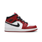 Jordan 1 Mid Chicago (2020) (GS) – boční pohled | Purekickz