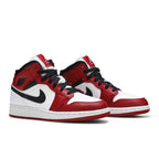 Jordan 1 Mid Chicago (2020) (GS) – lifestyle foto | Purekickz