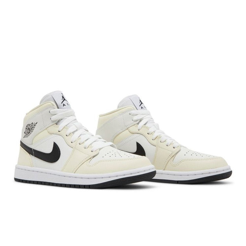 Jordan 1 Mid Coconut Milk – lifestyle foto | Purekickz