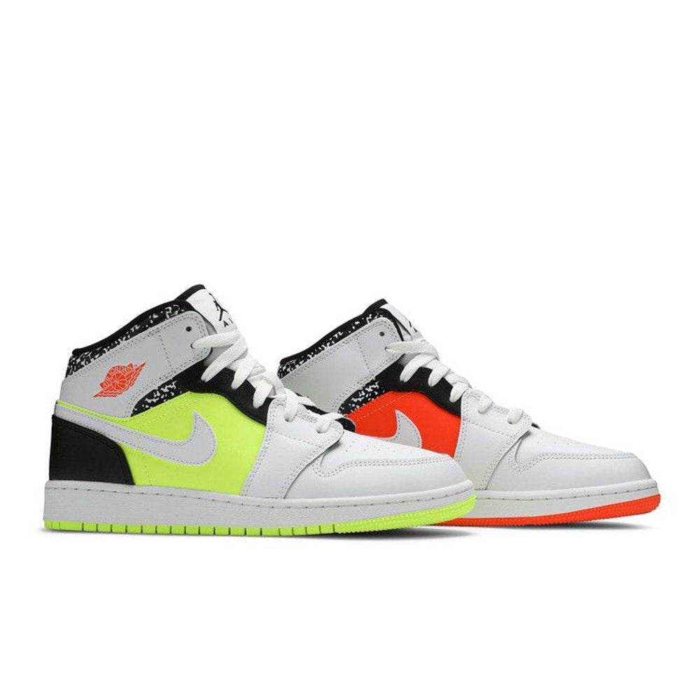 Jordan 1 Mid Composition Notebook (GS) – lifestyle foto | Purekickz