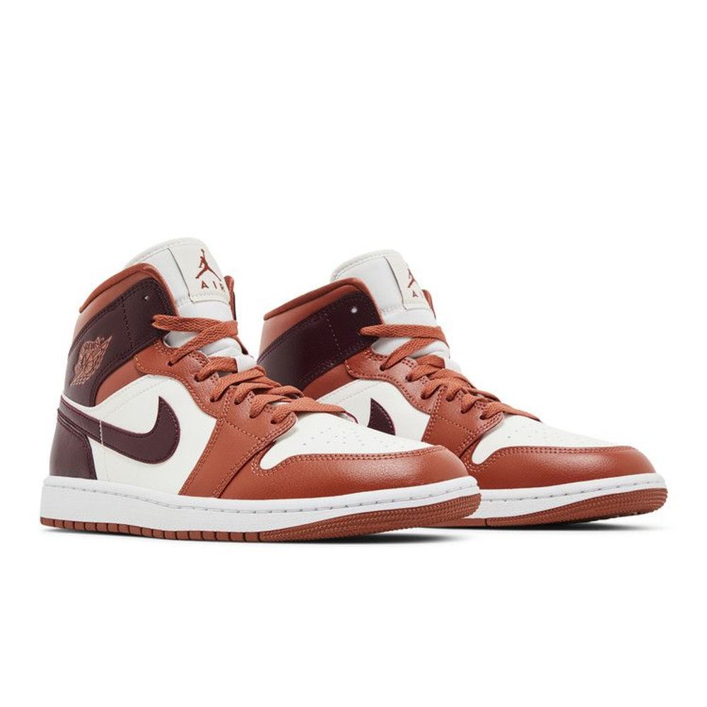 Jordan 1 Mid Dusty Peach Night Maroon (Women's) – lifestyle foto | Purekickz