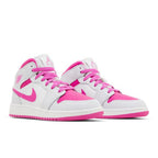 Jordan 1 Mid Fire Pink (GS) – lifestyle foto | Purekickz