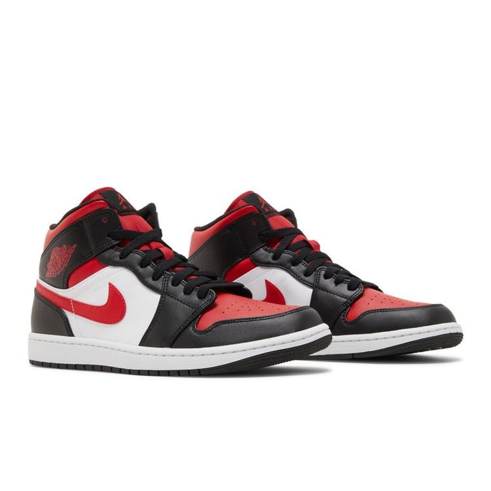 Jordan 1 Mid Fire Red – lifestyle foto | Purekickz